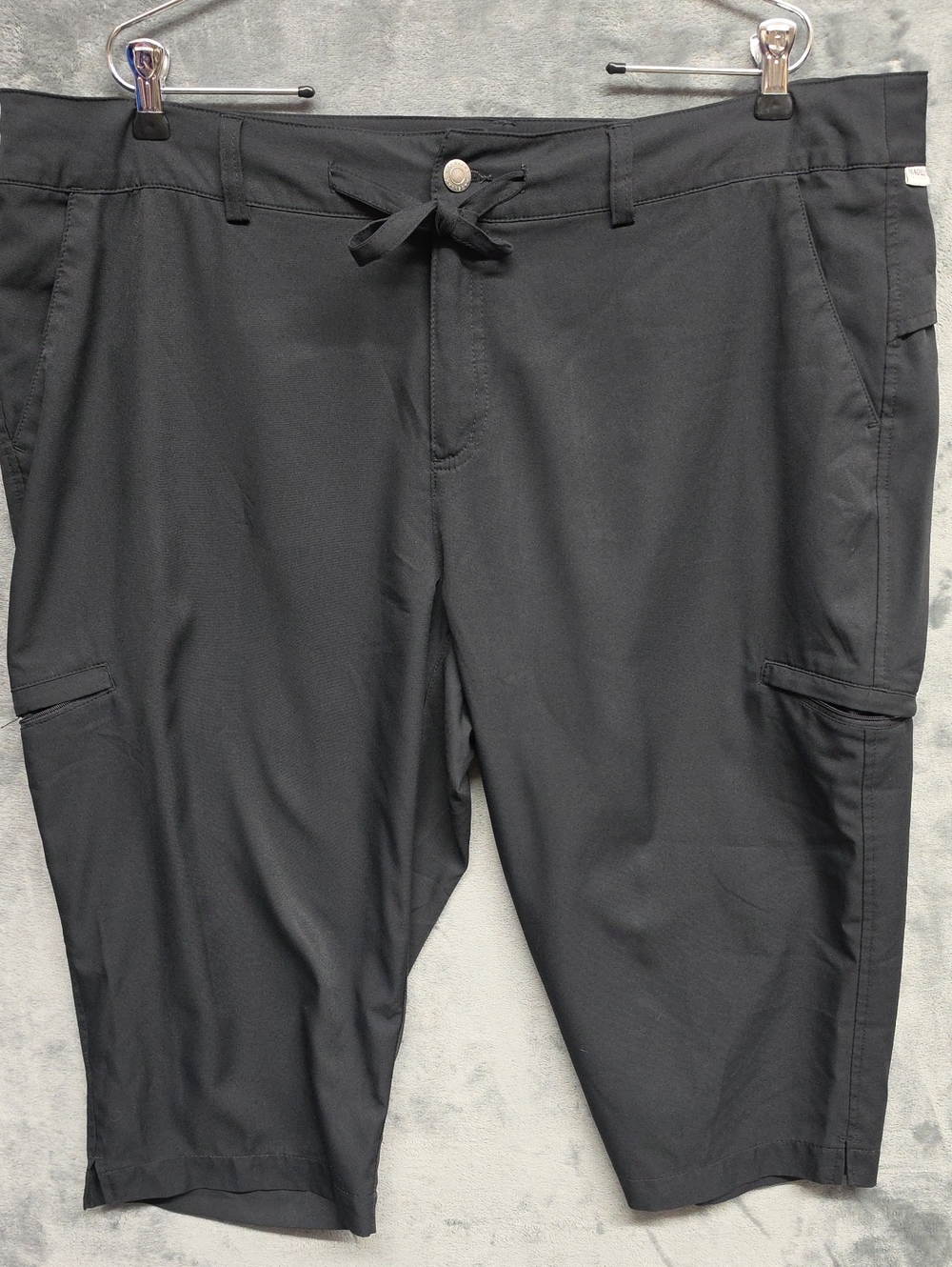 Magellan Outdoors Black Cargo Capris with Drawstring Waist Sz 1X